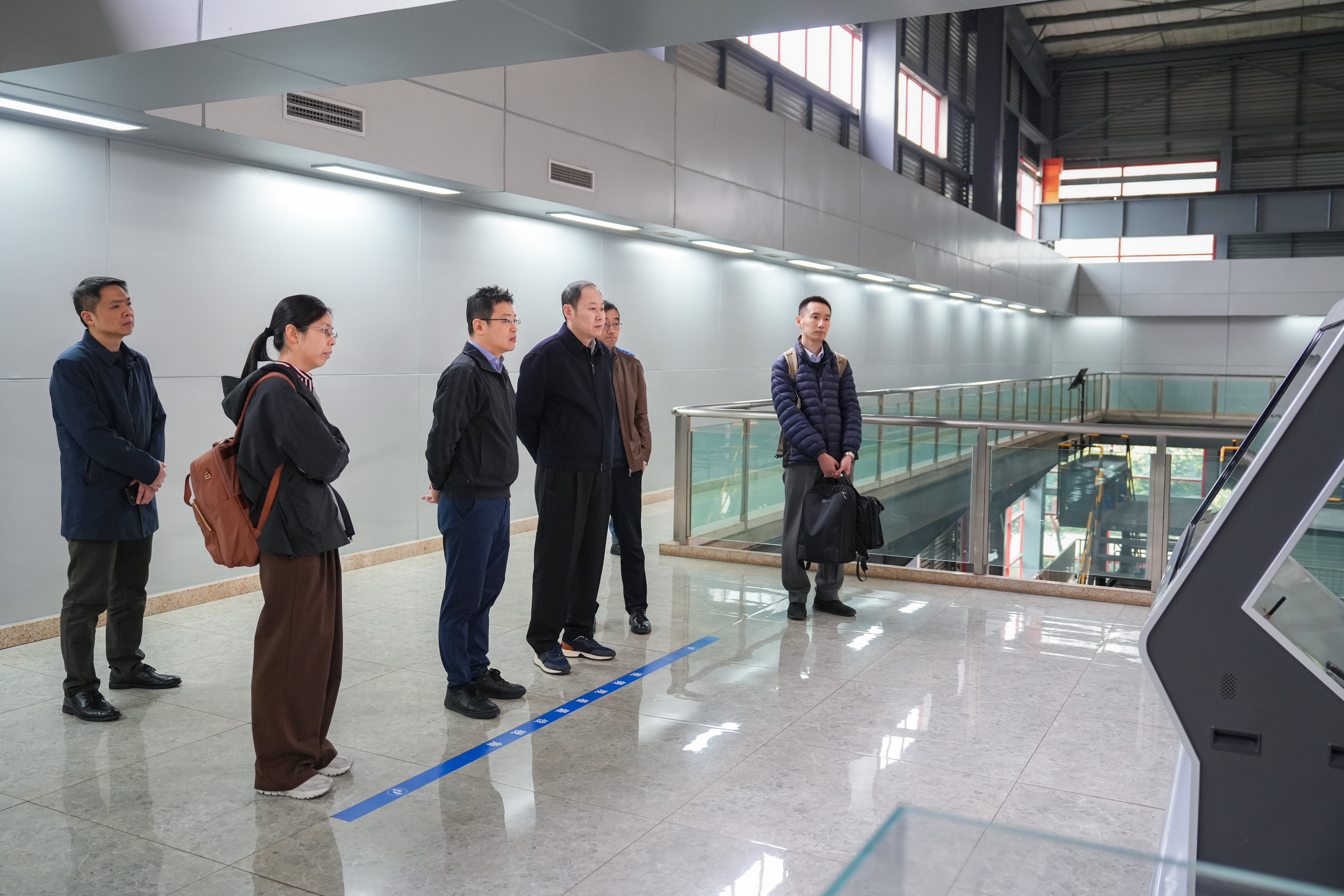中信環境黨委委員、副總經理王松一行到三峰環境集團考察交流